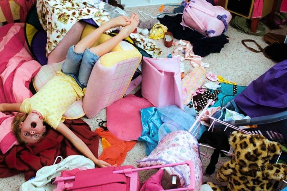 Blog_Chaos Zimmer mit überall herumliegenden Dingen vorwiegend in rosa, Kinderzimmer