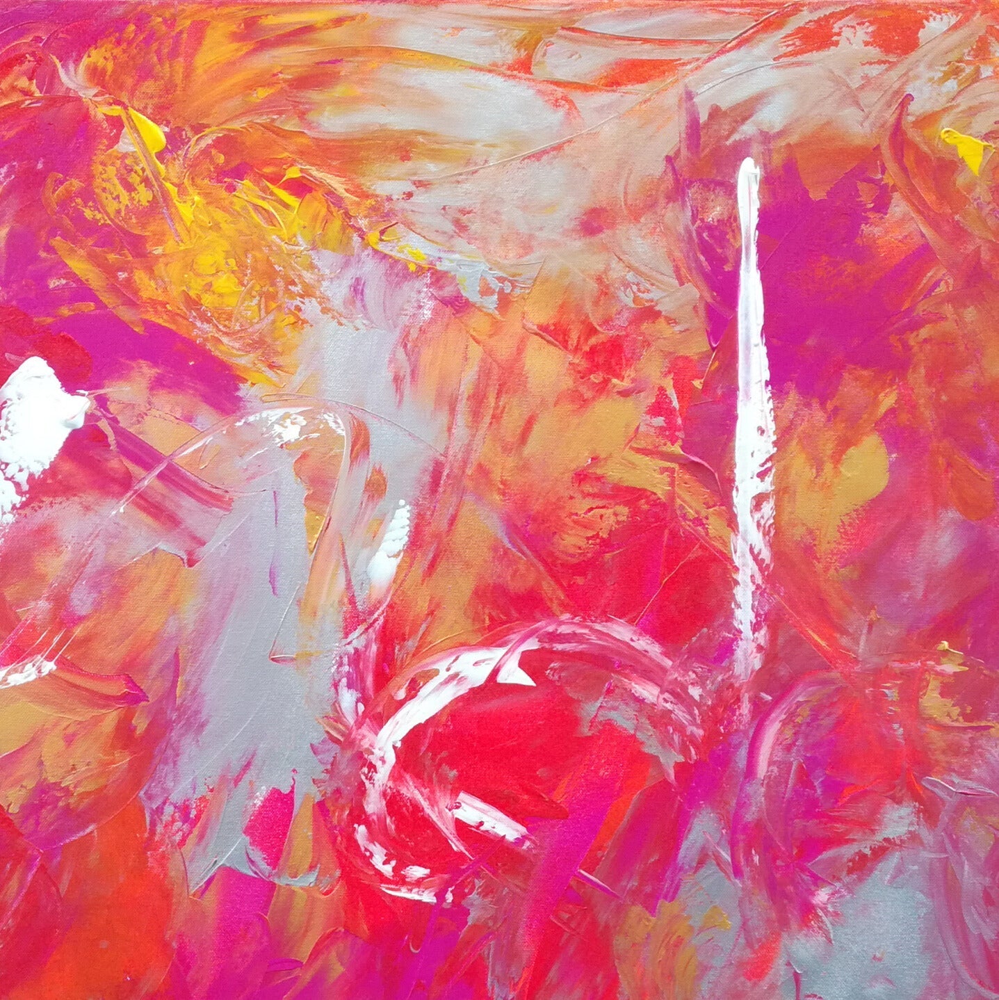 Energiegeladenes Abstraktes Bild der Künstlerin Regine Rauin "Up where we belong", in leuchtendem Rot, Violett, Gelb und Orange mit silbernen und weißen Akzenten