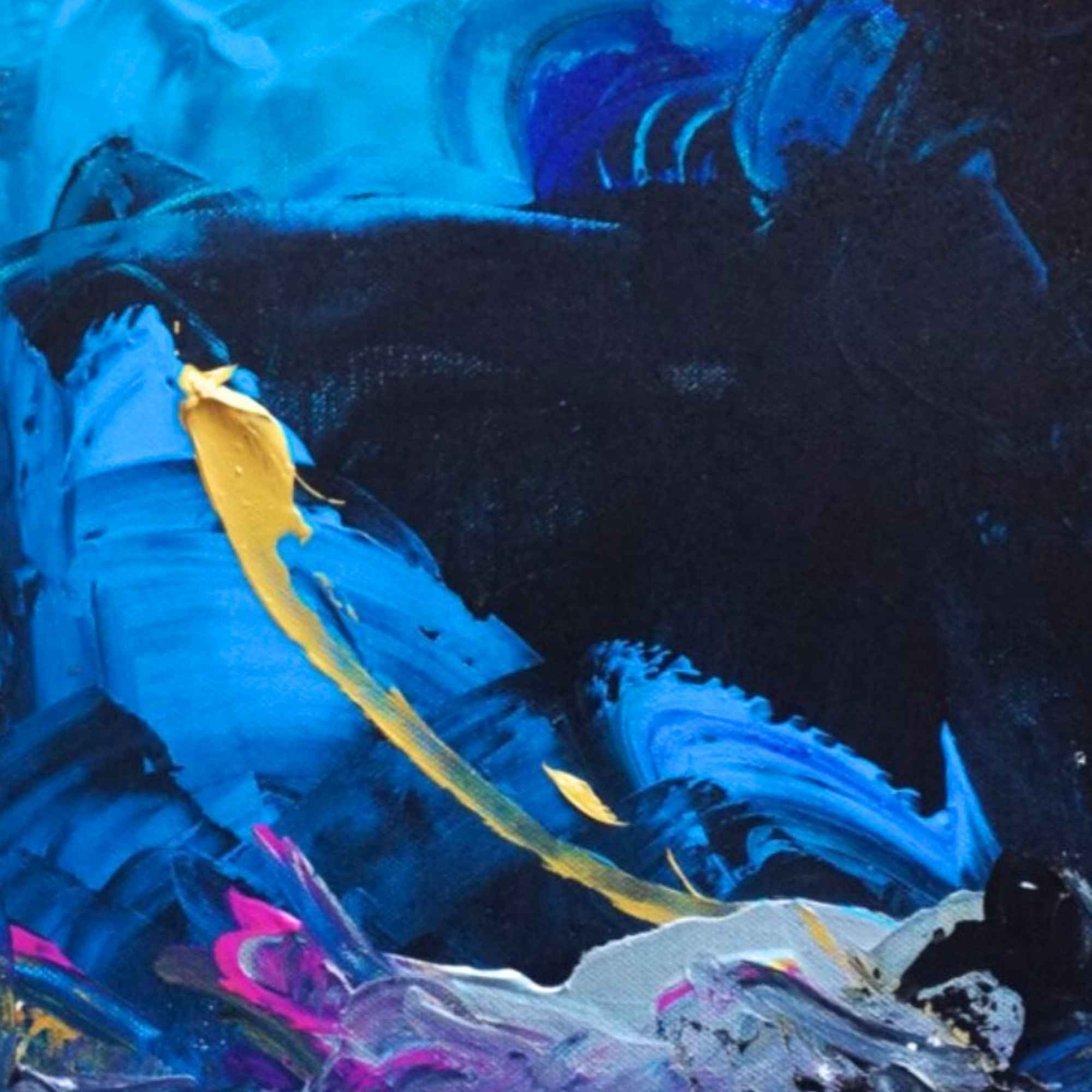 Nahaufnahme eines abstrakten Gemäldes in dunklen Blautönen mit einem leuchtend goldenen Pinselstrich, der wie eine Sternschnuppe durch das Bild zieht. Ergänzt durch Akzente in Magenta und Hellgrau.