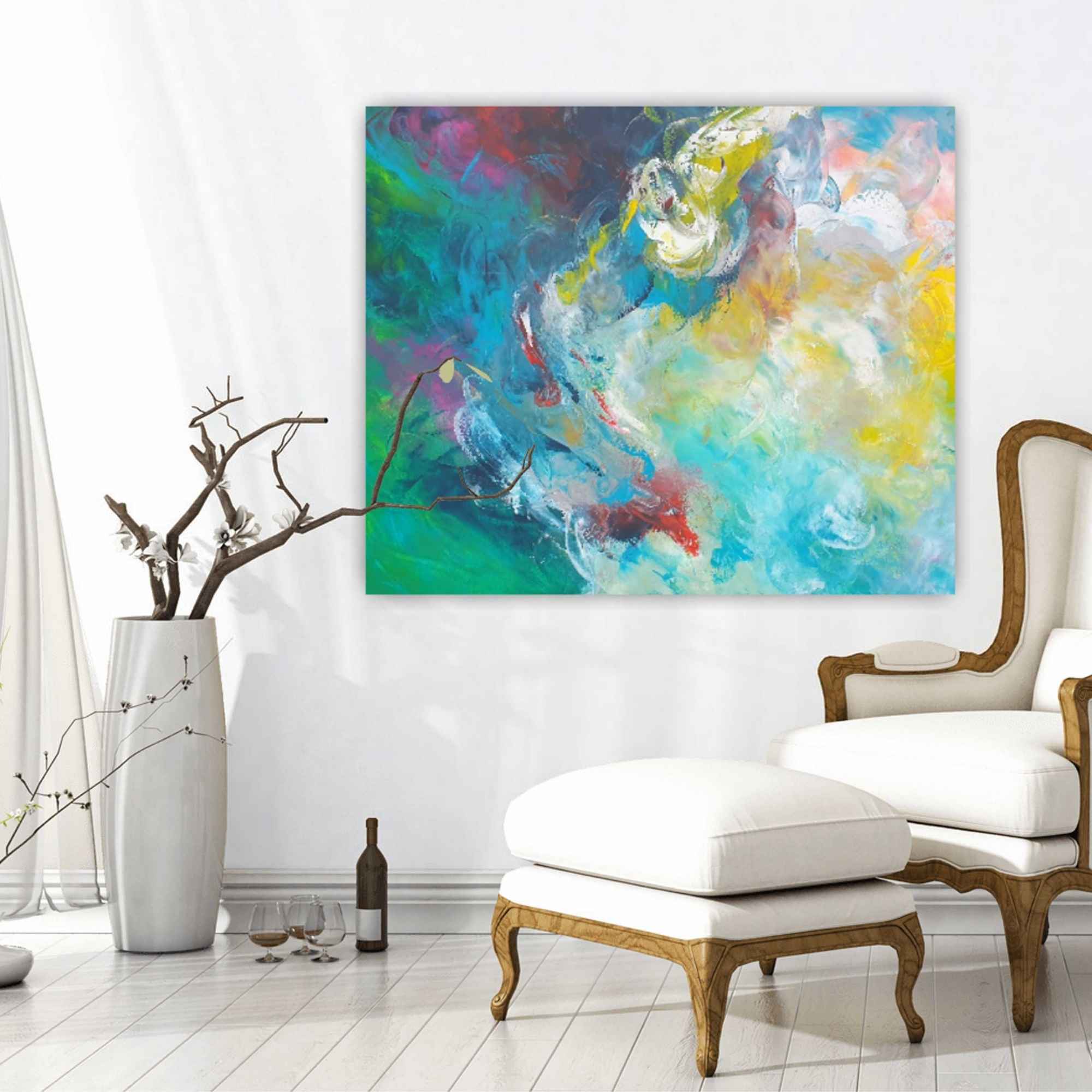 Abstraktes, farbenfrohes Gemälde an einer weißen Wand über einem eleganten weißen Sessel mit Holzrahmen, daneben ein großer, moderner Bodenvase mit Zweigen.