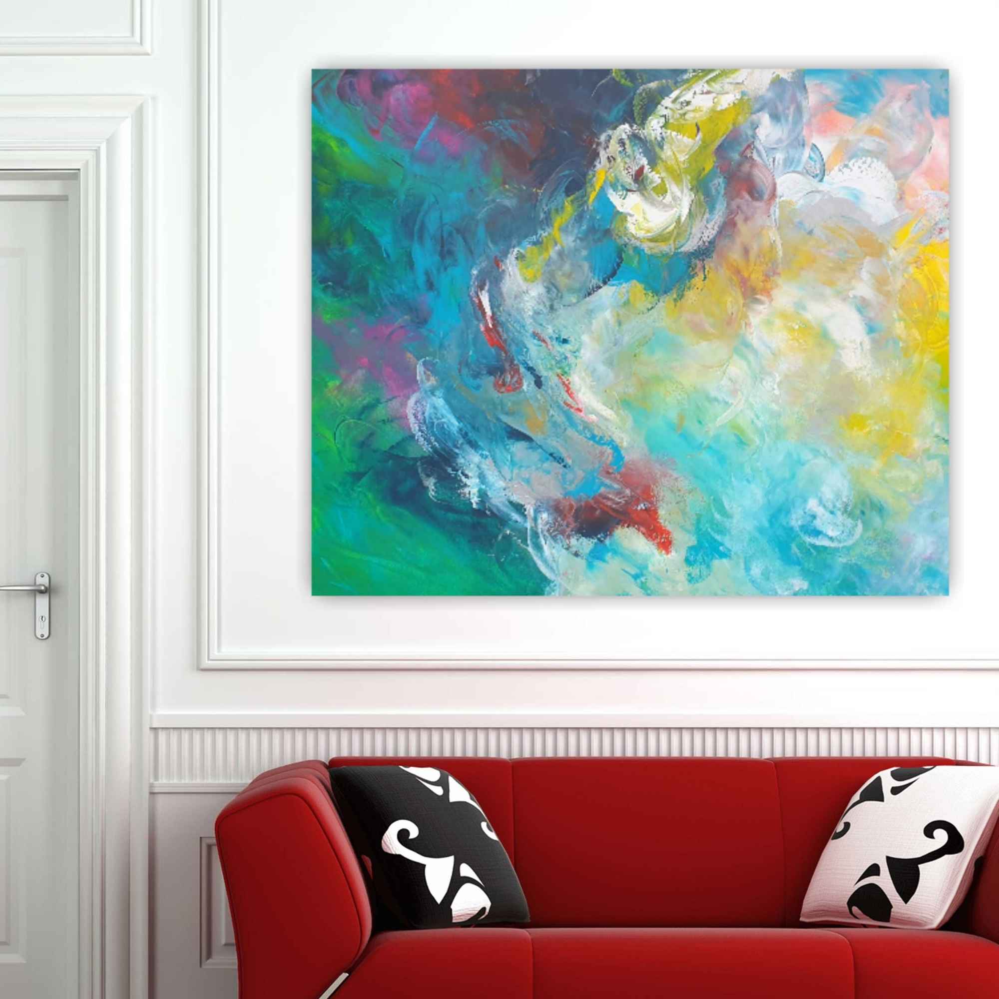 Abstraktes, farbenfrohes Gemälde über einem modernen roten Sofa mit schwarz-weißen Kissen in stilvollem Interieur.