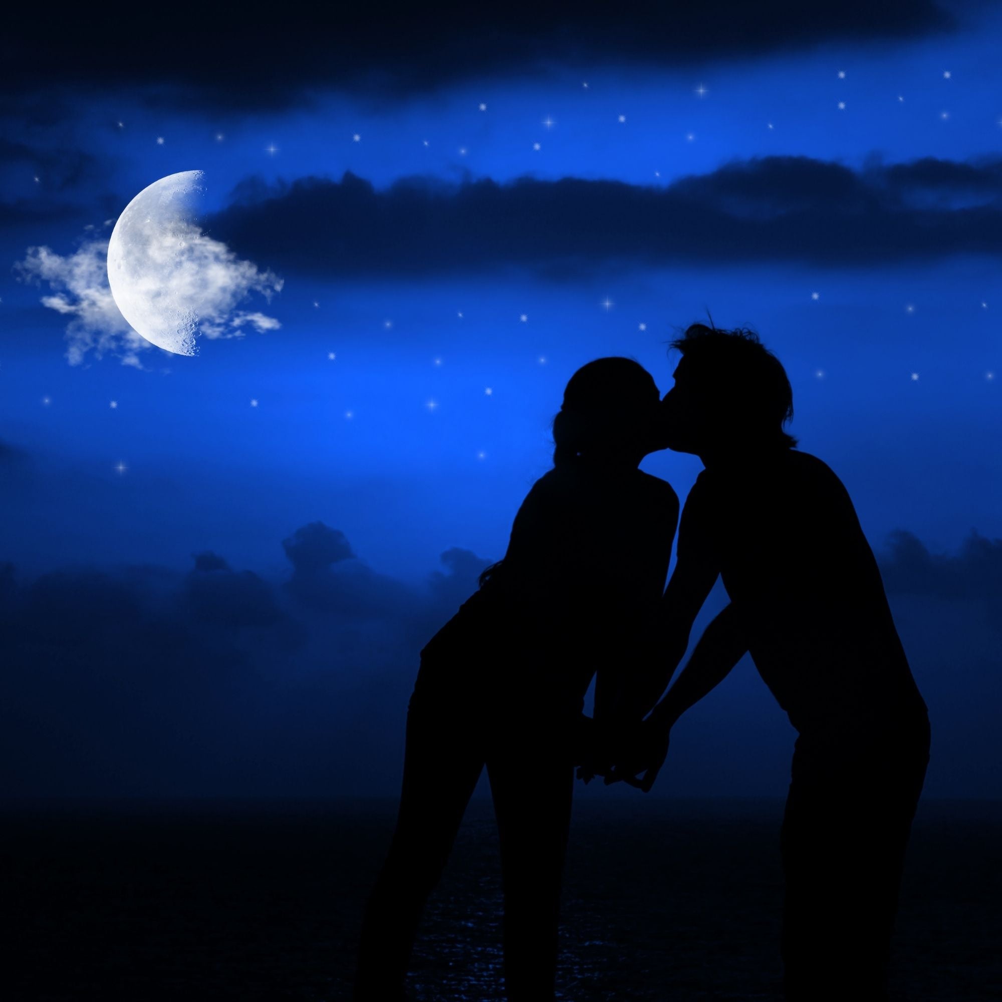 „Paar küsst sich vor nachtblauem Himmel mit Mond und Sternen.“