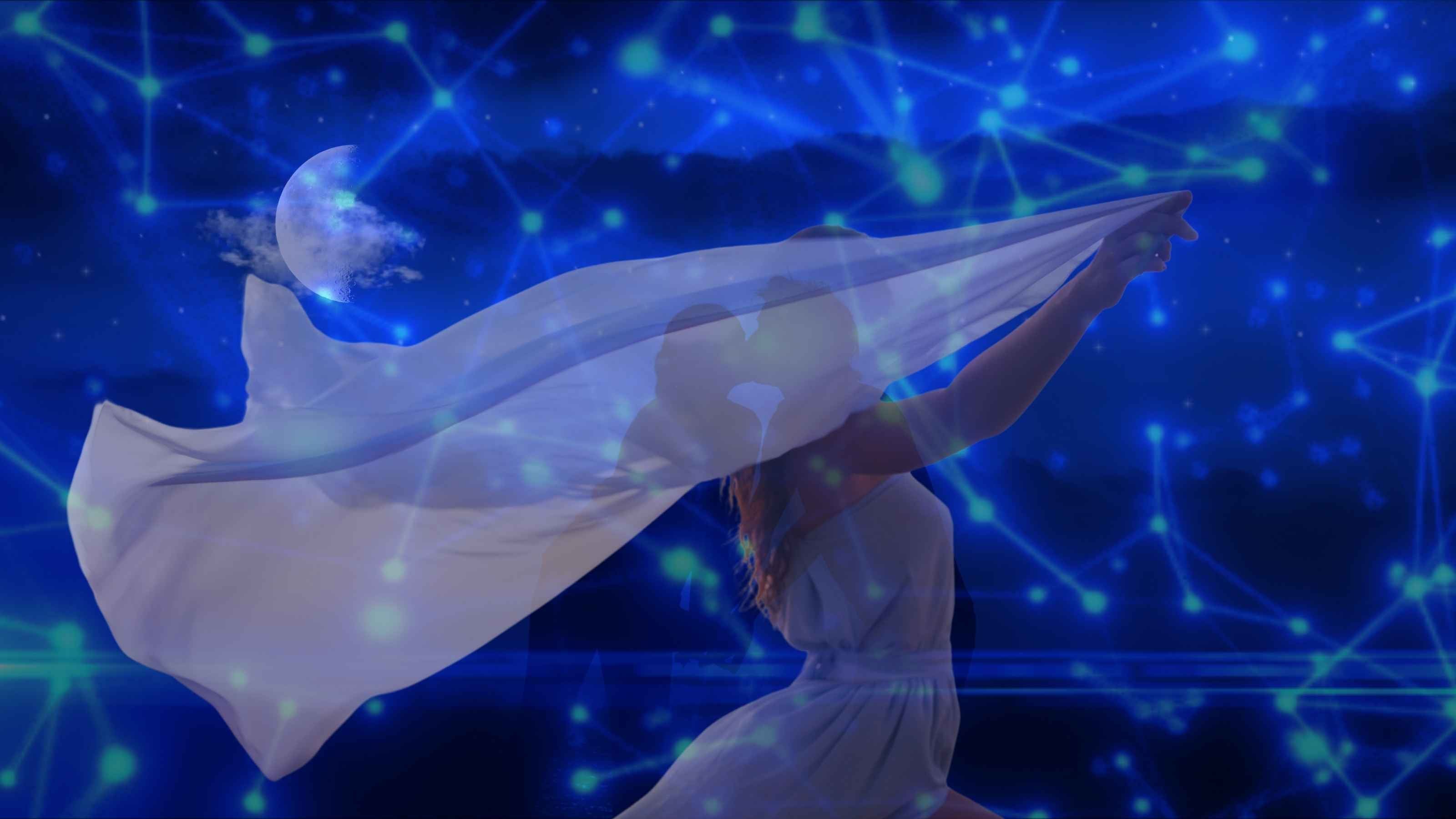 „Frau mit wehendem Tuch vor nachtblauem Himmel mit Mond, Kuss-Silhouette und leuchtendem Netz aus Lichtpunkten.“