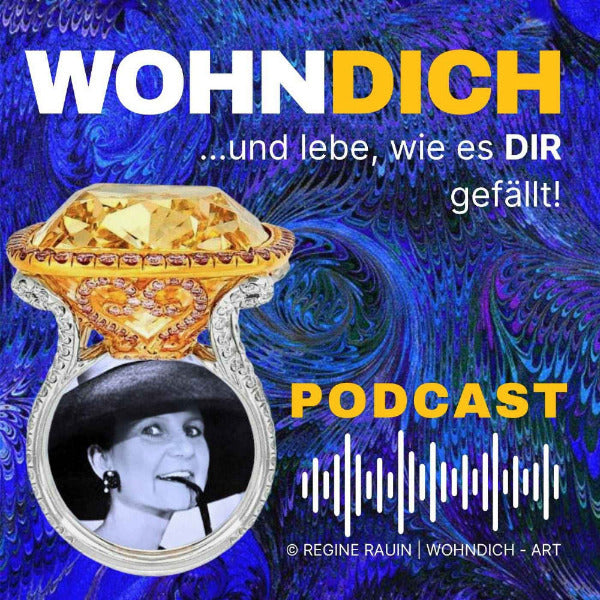 Titelseite Podcast Wohndich, Hintergrund azurblaue Pfauenfedern, Vordergrund kostbarer Brilliantring, im Zentrum das Bild einer Frau in schwarz weiß im Audrey Hepburn Style mit großem Hut