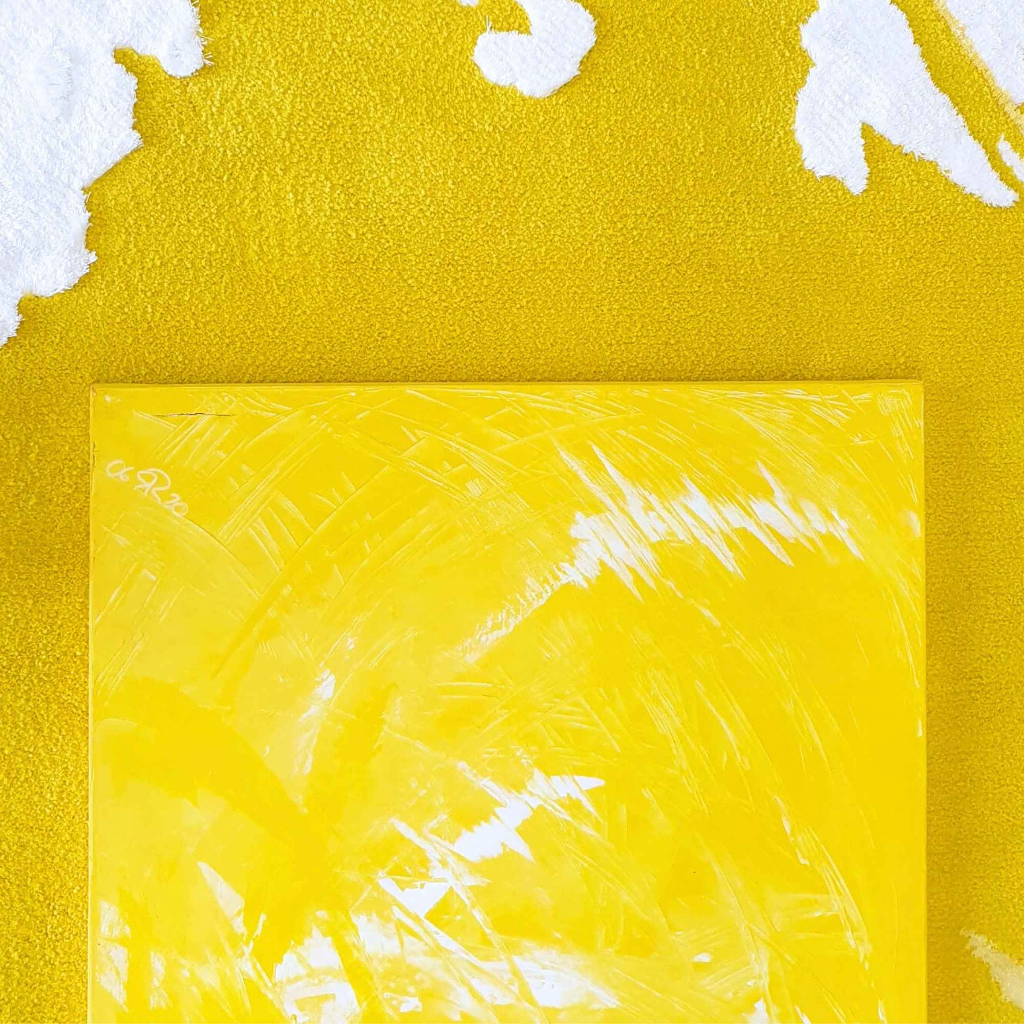 „Vergleich von gelbem Acrylbild auf Leinwand mit fertigem Wandteppich in ähnlicher Farbgebung und Struktur.“