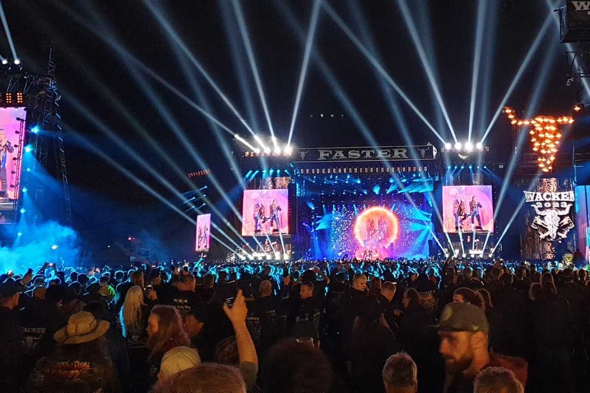 BLOG_WACKEN, Hauptbühne FASTER während eines Konzertes bei Nacht