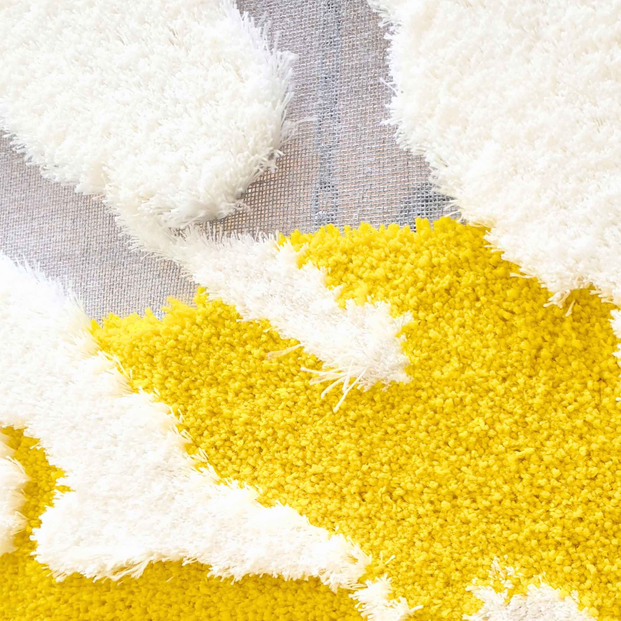 Ausschnitt eines handgetufteten Wandteppiches, sonnengelbe Schurwolle, creme-weißes Leinen und wollweiße Schurwolle