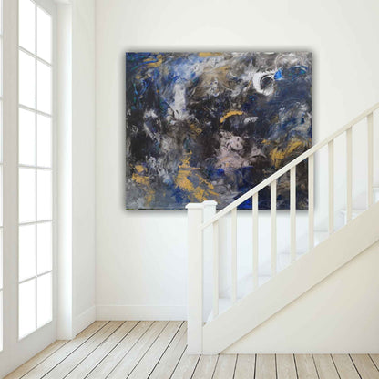 Großformatiges abstraktes Gemälde in dunklen Tönen hängt an einer Wand neben einer weißen Treppe mit Holzstufen.