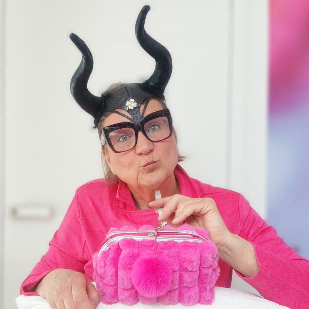 MYSTIC MAVERESS - alias Regine Rauin in pink mit Herrscherinnen-Hörnern und großer Designerbrille
