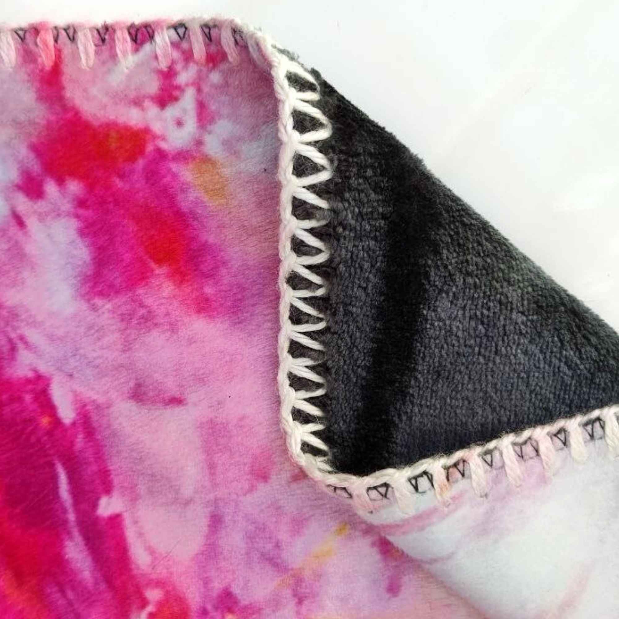 Nahaufnahme der Ecke der Decke „LA MER“ mit sichtbarer Ziernaht