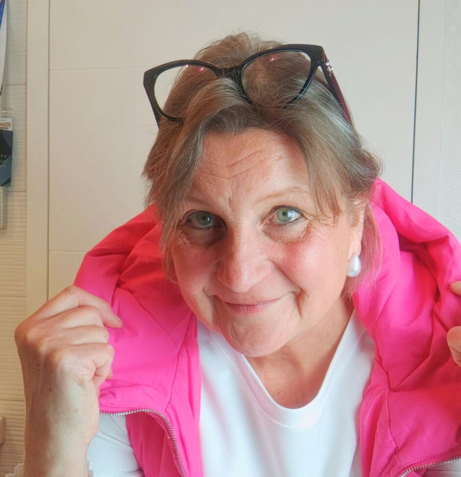 Regine Rauin_Künstlerin_pinke Weste_Lächeln