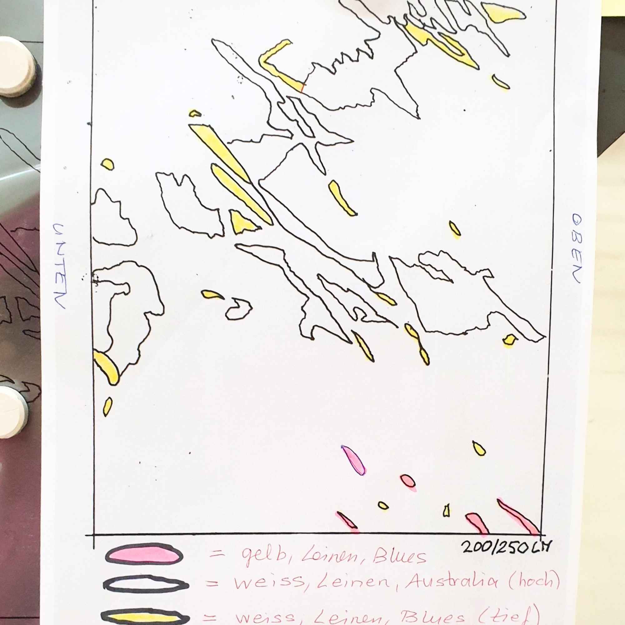 „Farbcodierte Linienzeichnung mit Legende zur Woll- und Farbverteilung für Wandteppich, handschriftlich mit ‚Oben‘ und ‚Unten‘ markiert.“